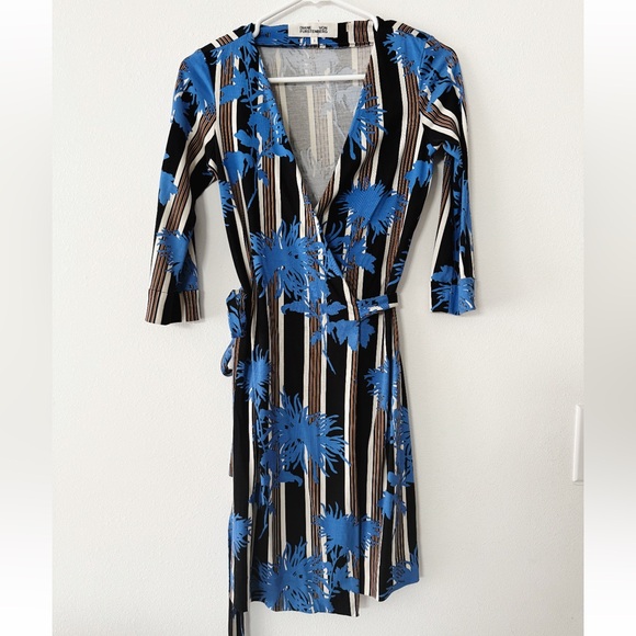 Diane Von Furstenberg Dresses & Skirts - Diane von Furstenberg Silk Wrap Dress